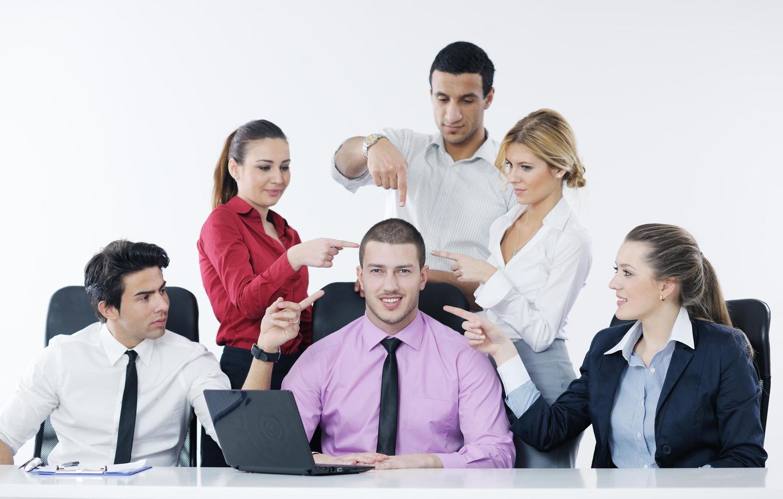 grupo de jovens empresários em reunião foto