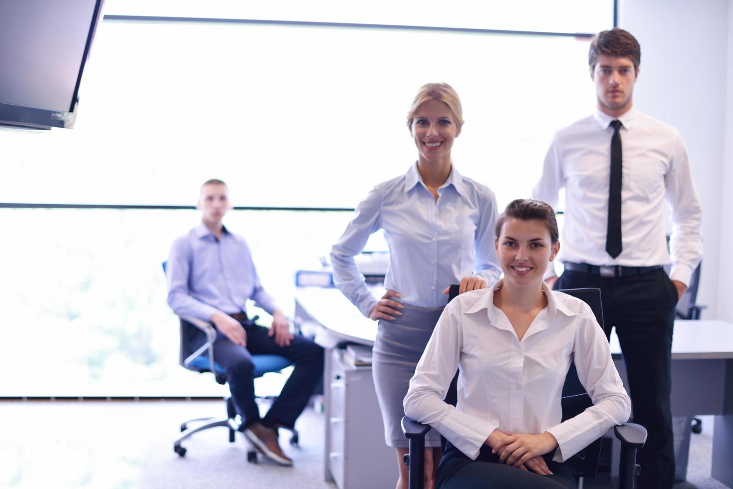 mulher de negócios com sua equipe em segundo plano no escritório foto