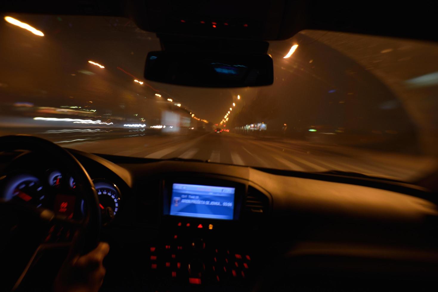 condução noturna de carro foto