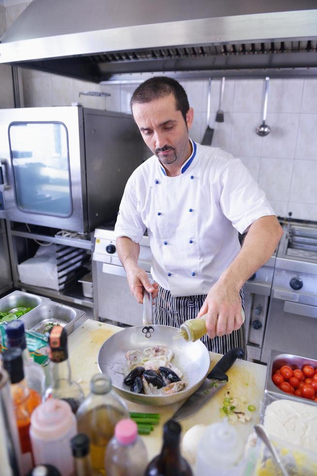 chef preparando comida foto