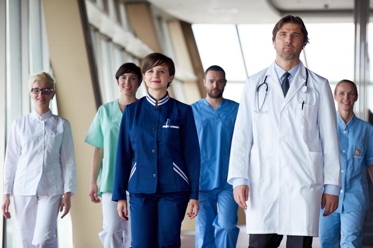 equipe de médicos caminhando foto