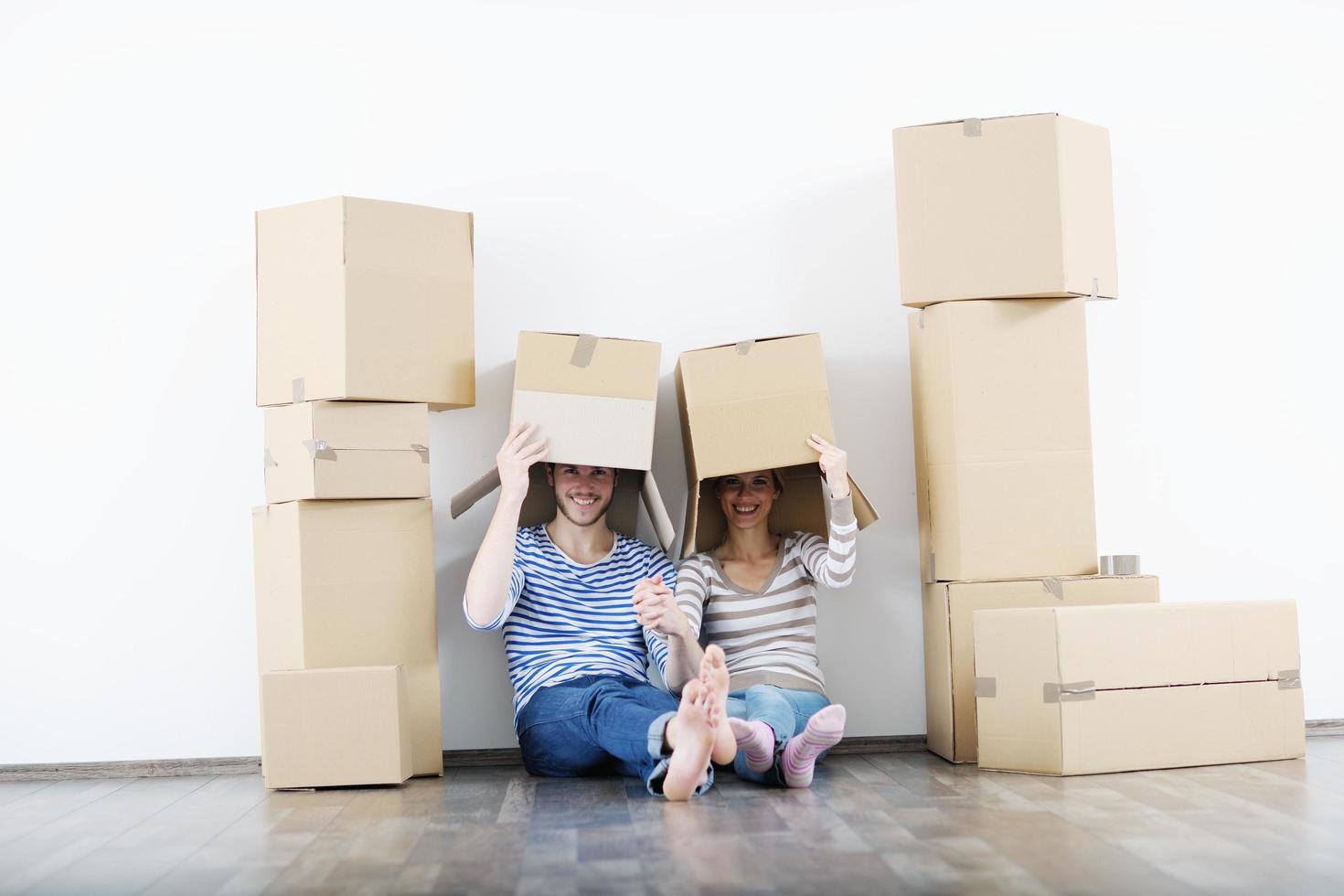 jovem casal se mudando para casa nova foto