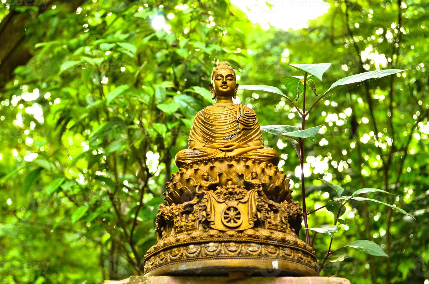pôr do sol estátua de Buda em "wat-umong, chiang mai - tailândia foto