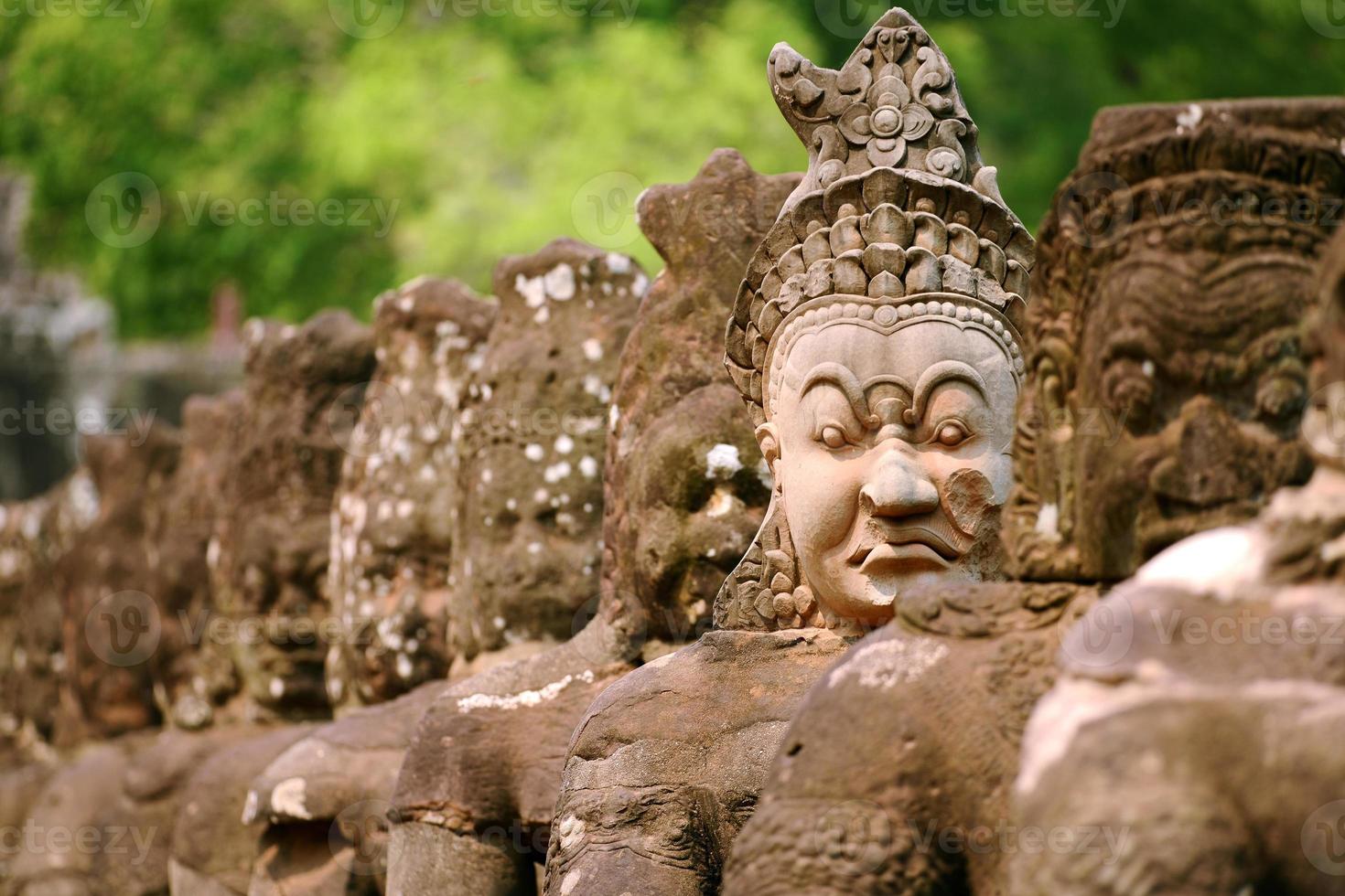 gigante na entrada de angkor wat província de siem reap, camboja foto
