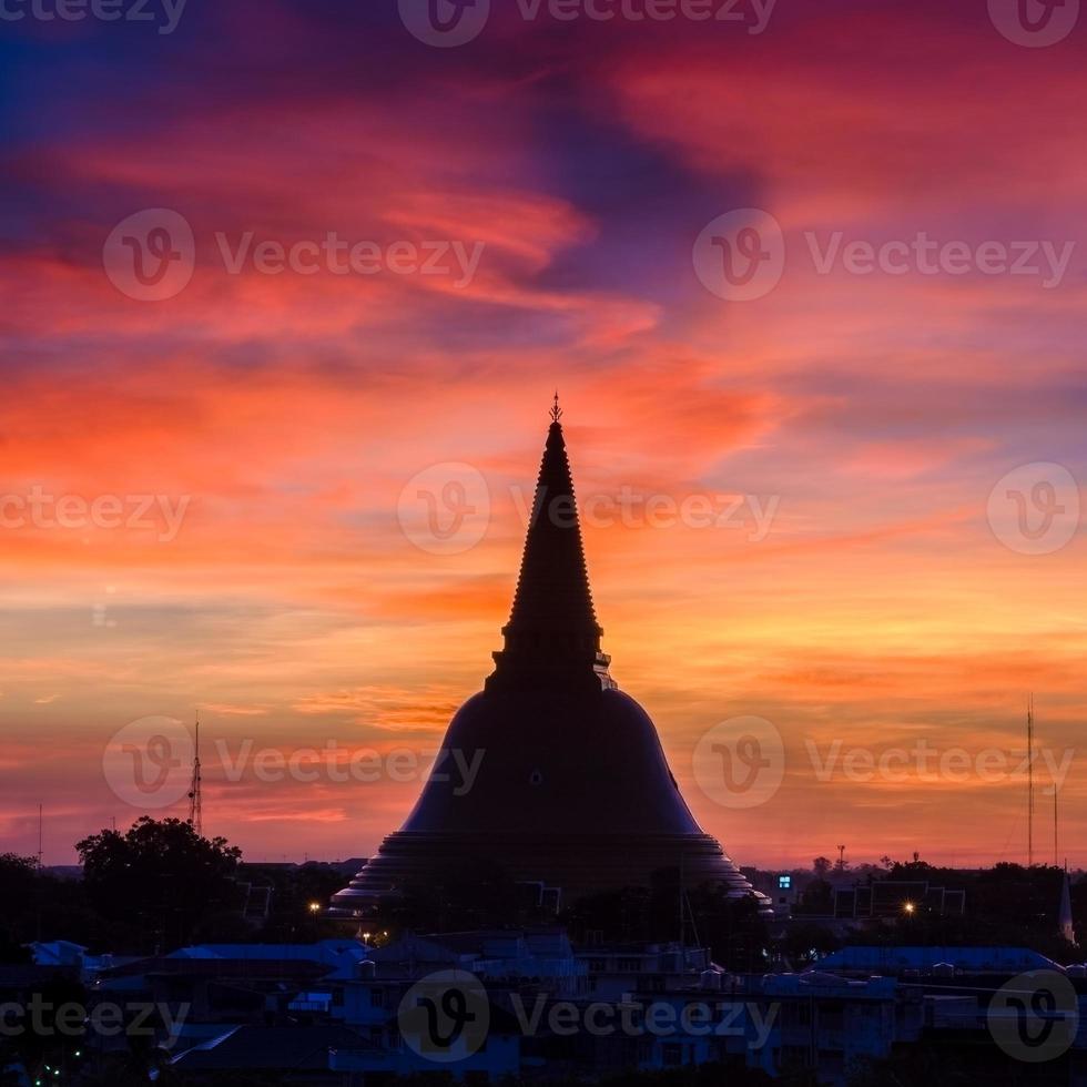 phra pathom chedi é o marco da província de bangkok (tailândia) foto