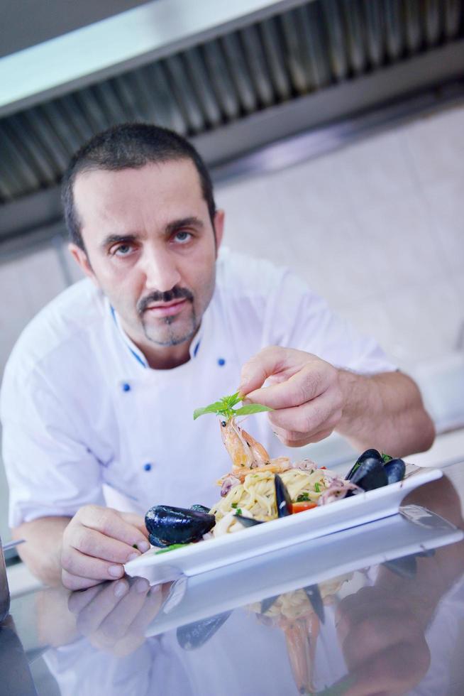 chef preparando comida foto