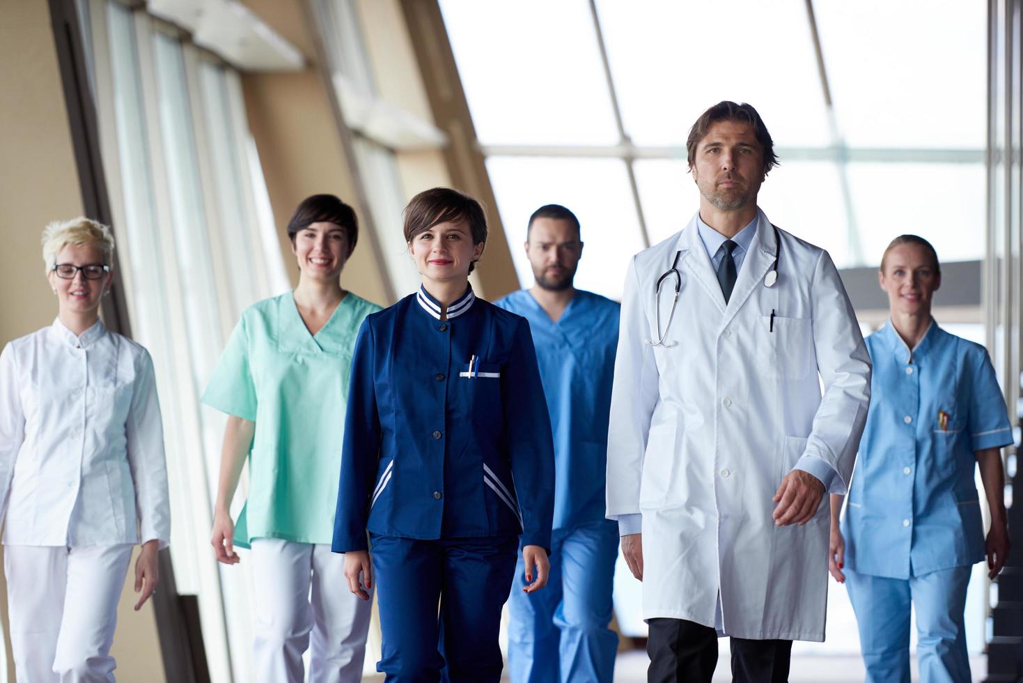 equipe de médicos caminhando foto