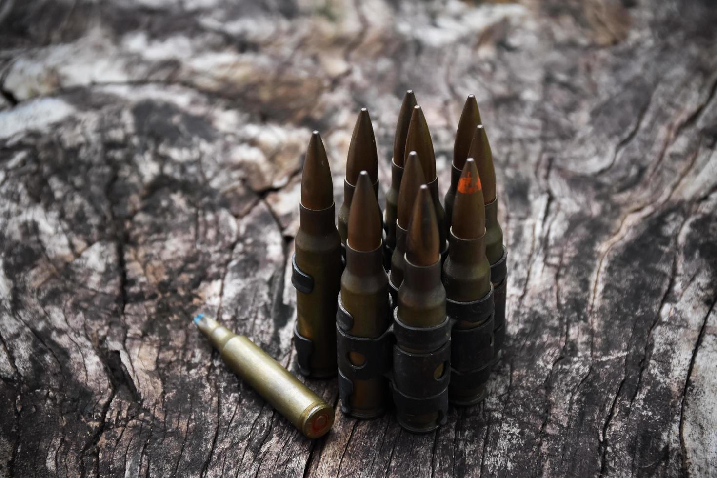 cartuchos de bala de pistola e sinal de papel amarelo no chão, conceito para manter evidências físicas do uso de pistolas, armas e cartuchos de bala no ponto do assassinato. foto