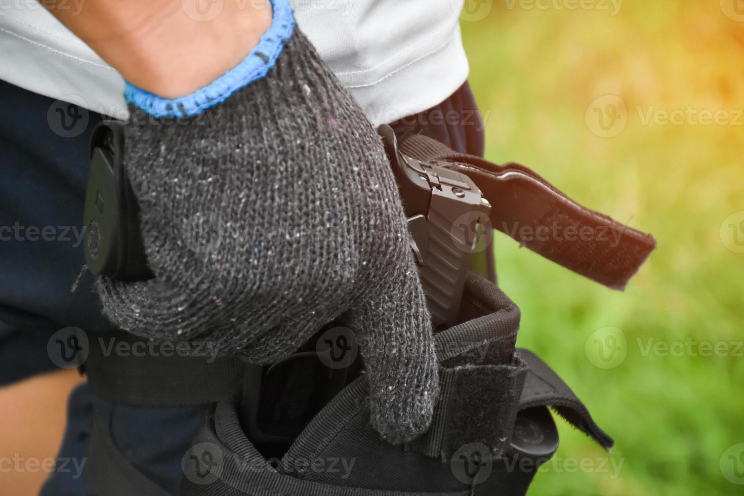 pistola segurando nas mãos do atirador no clube de tiro, foco suave e seletivo na pistola, conceito para tiro esportivo, guarda-costas, treinamento de segurança, máfias, gângsteres e autoproteções. foto