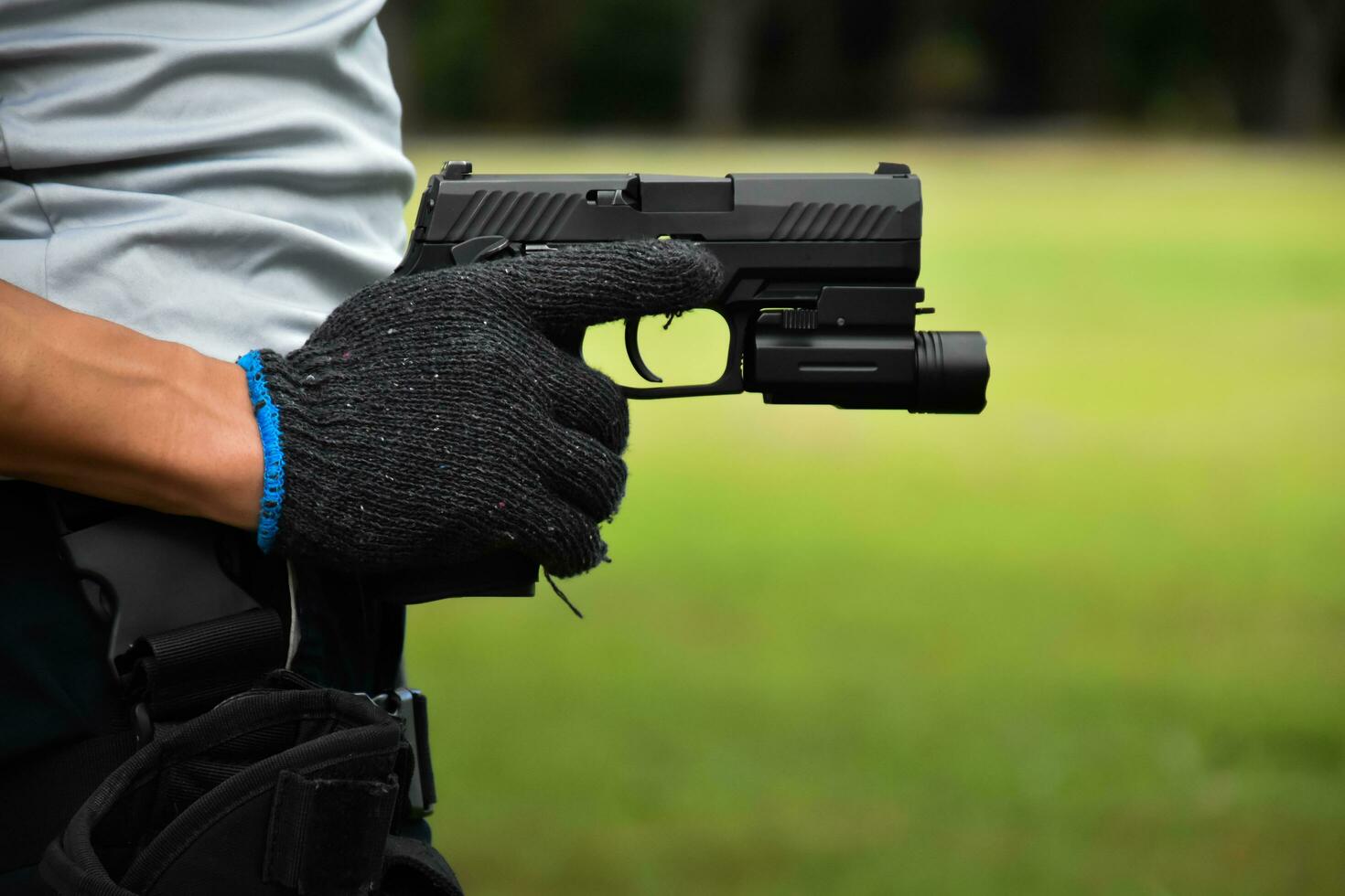 pistola segurando nas mãos do atirador no clube de tiro, foco suave e seletivo na pistola, conceito para tiro esportivo, guarda-costas, treinamento de segurança, máfias, gângsteres e autoproteções. foto