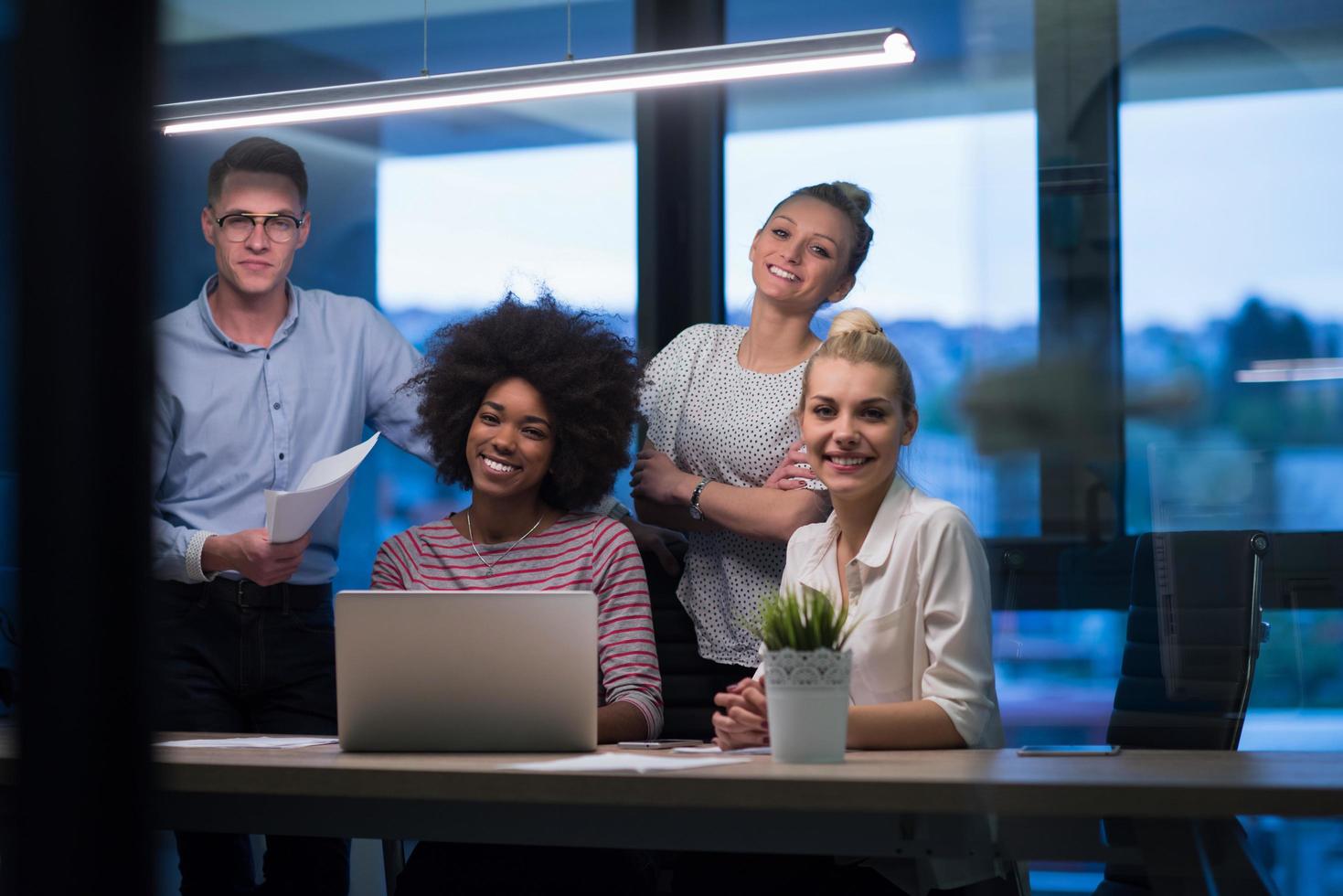 equipe de negócios de inicialização multiétnica no escritório noturno foto