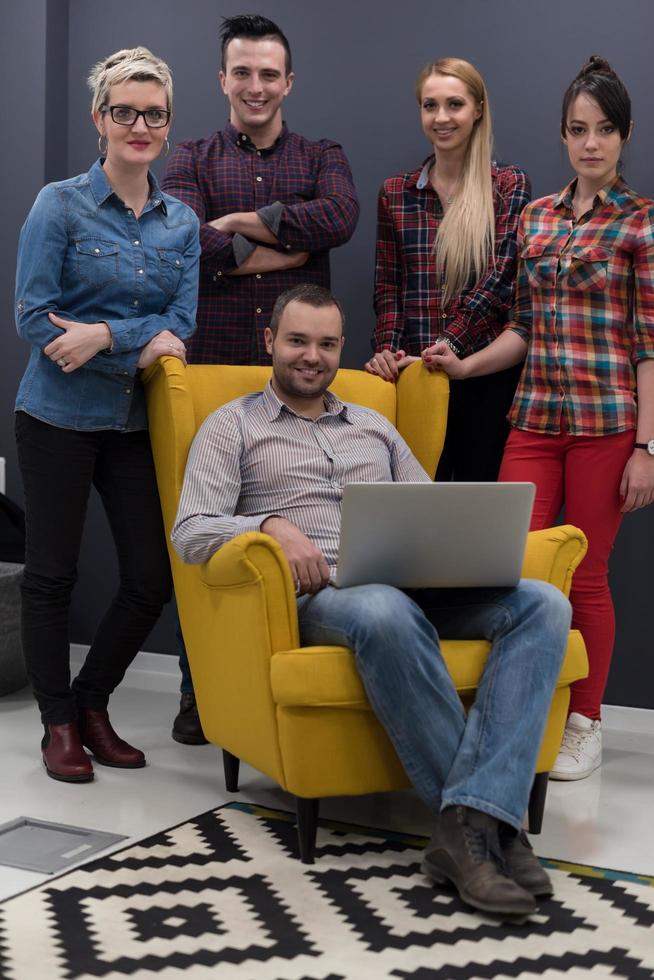 retrato do grupo de empresários no interior do escritório moderno foto
