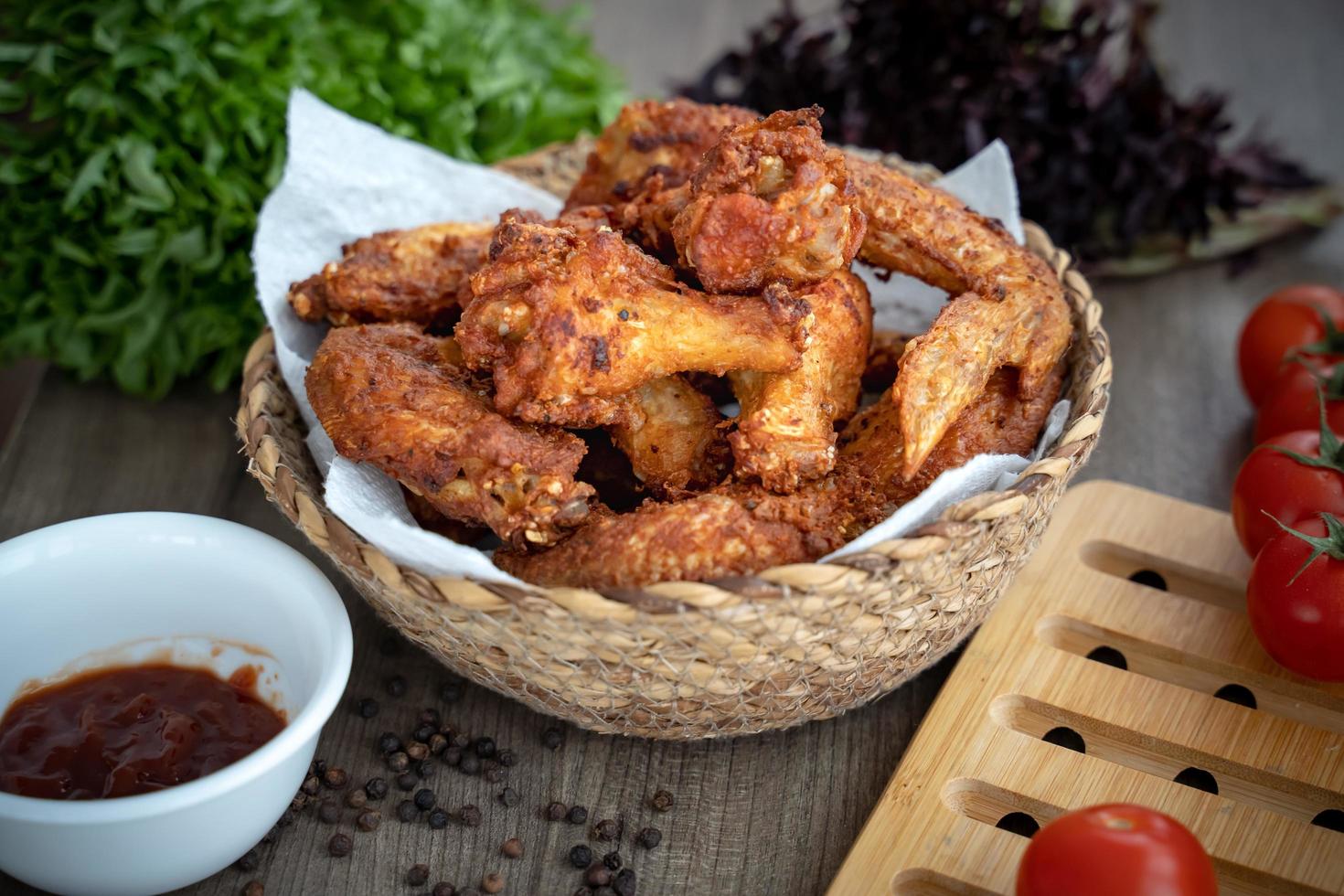 frango frito crocante à milanesa kentucky drumctick na cesta foto