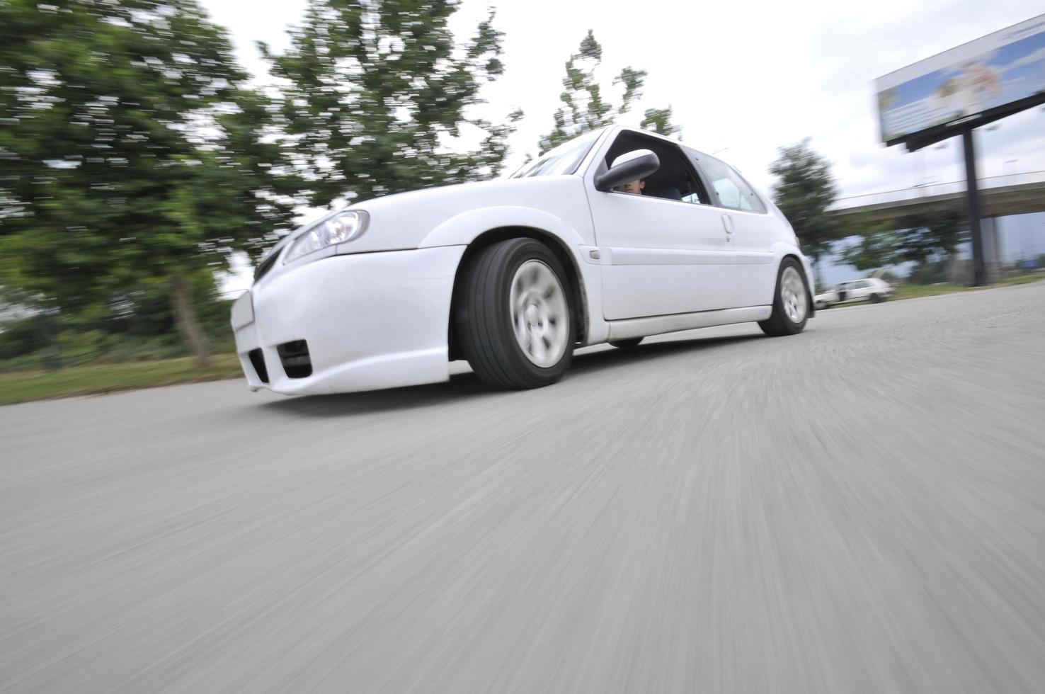 carro rápido em movimento com desfoque de movimento foto