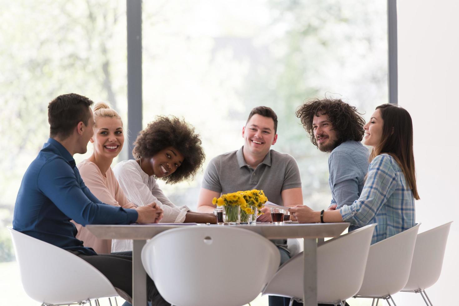 equipe de negócios de inicialização multiétnica na reunião foto