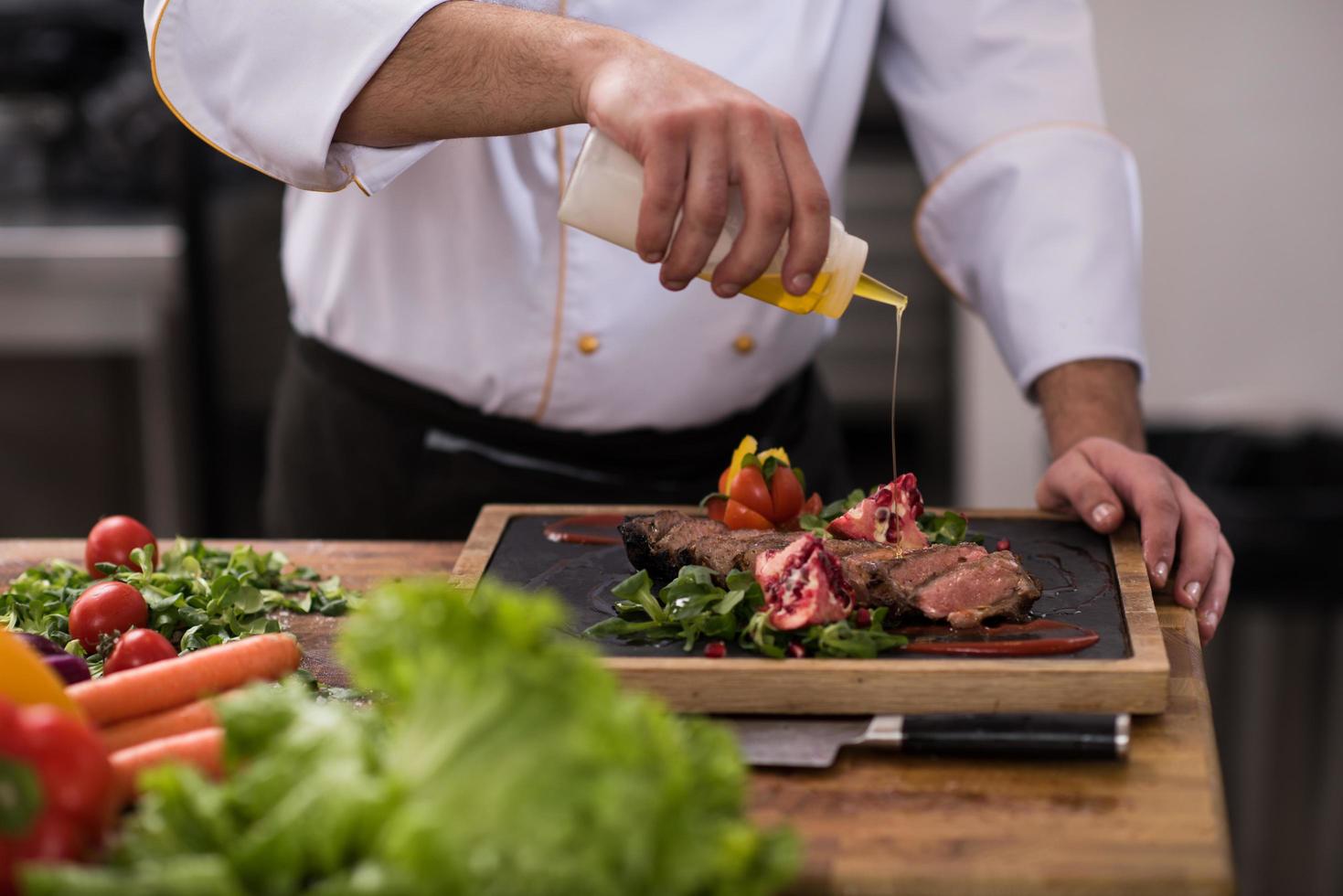 chef terminando o prato de carne de bife foto