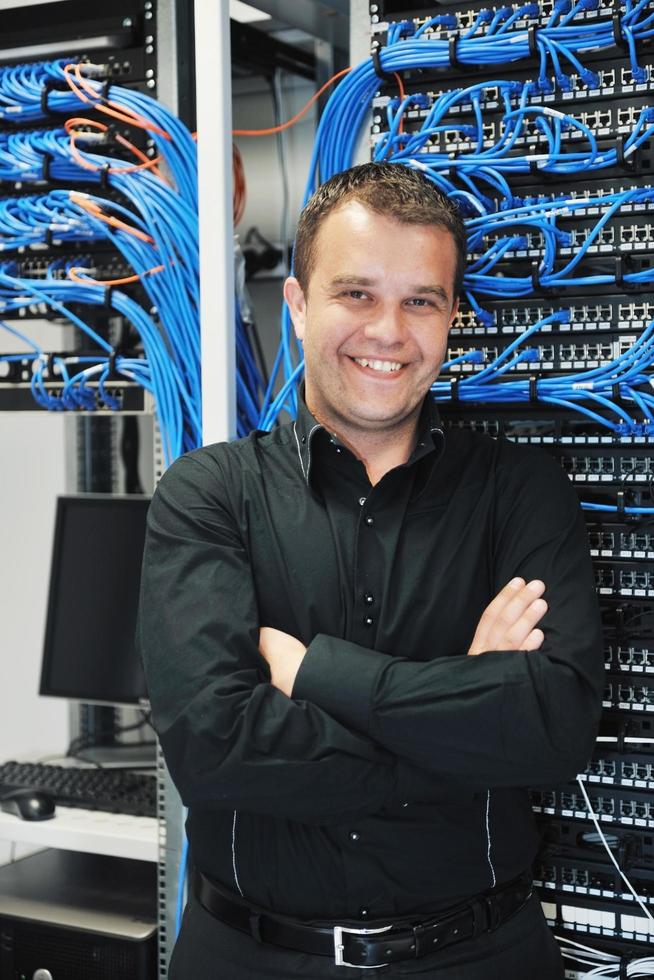 jovem engenheiro de TI na sala do servidor do datacenter foto