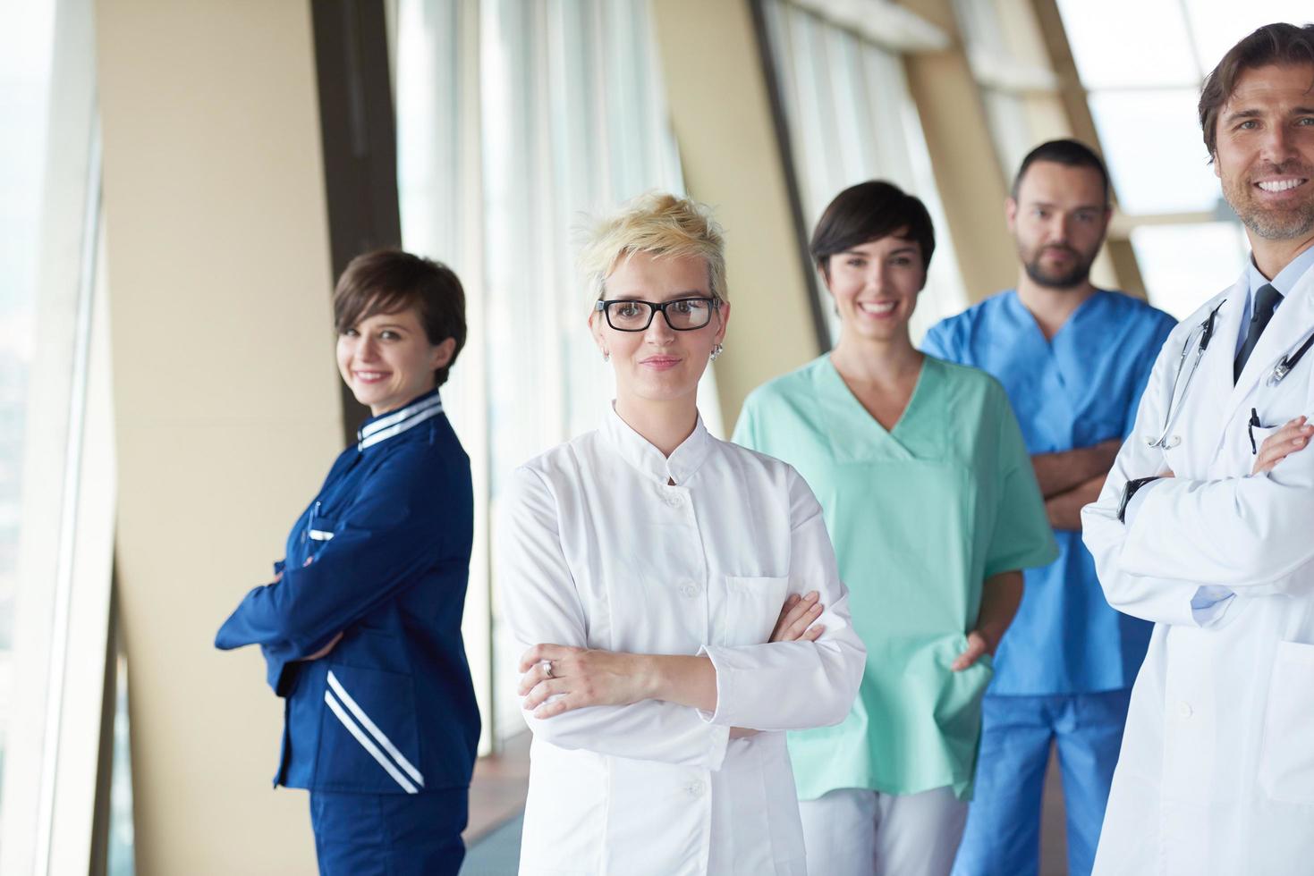 grupo de equipe médica no hospital foto