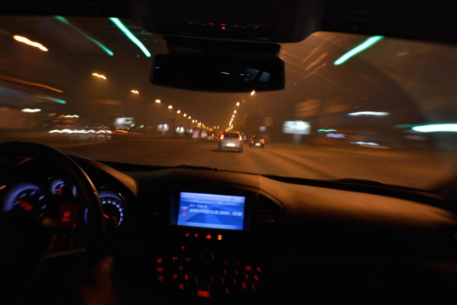 condução noturna de carro foto