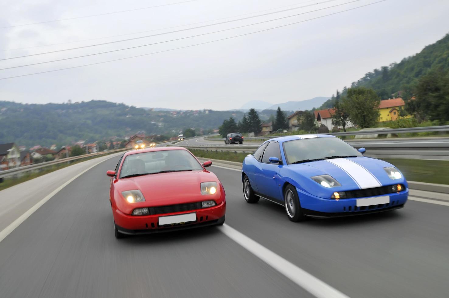 carros de tuning descendo a estrada foto