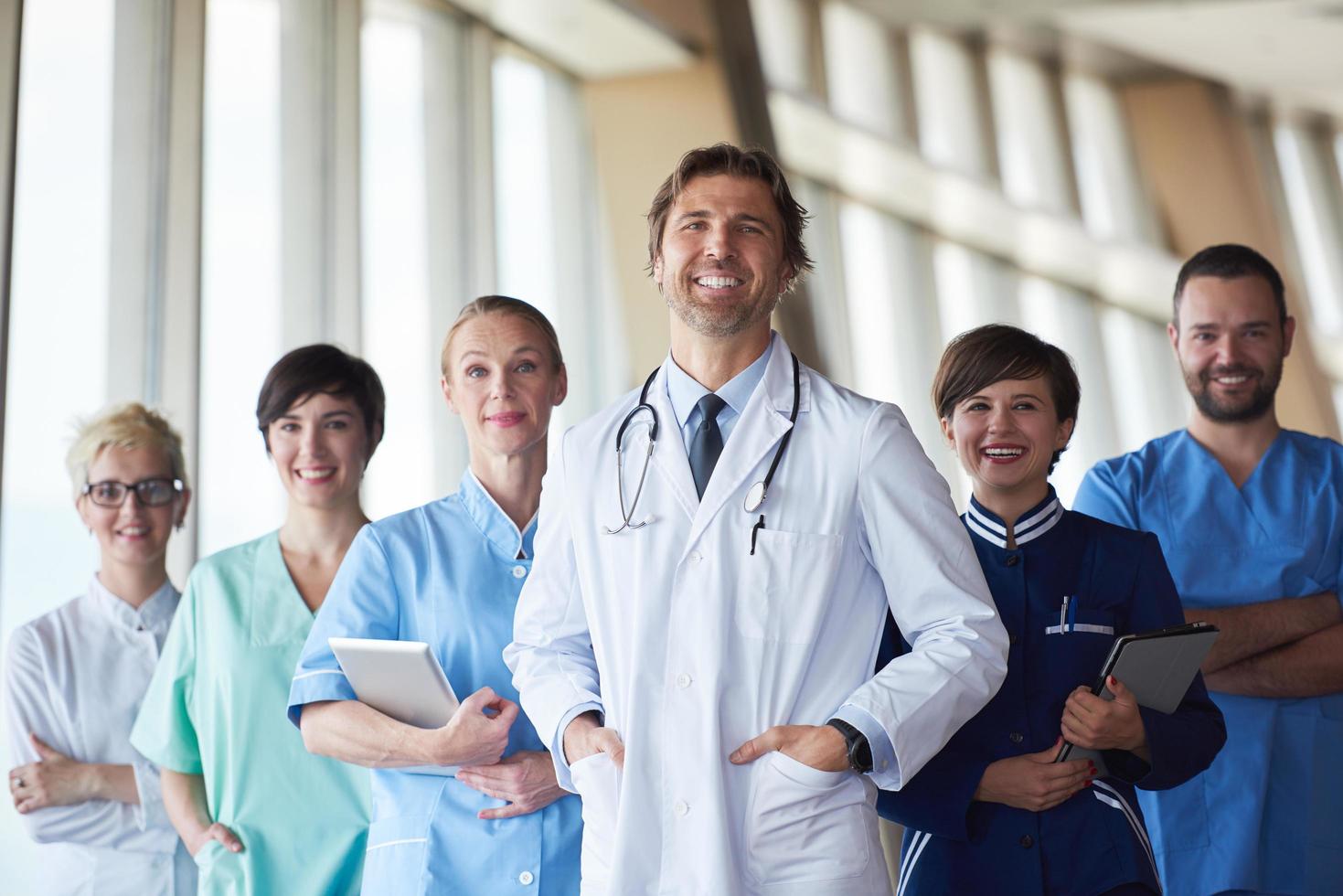 grupo de equipe médica no hospital, belo médico na frente da equipe foto