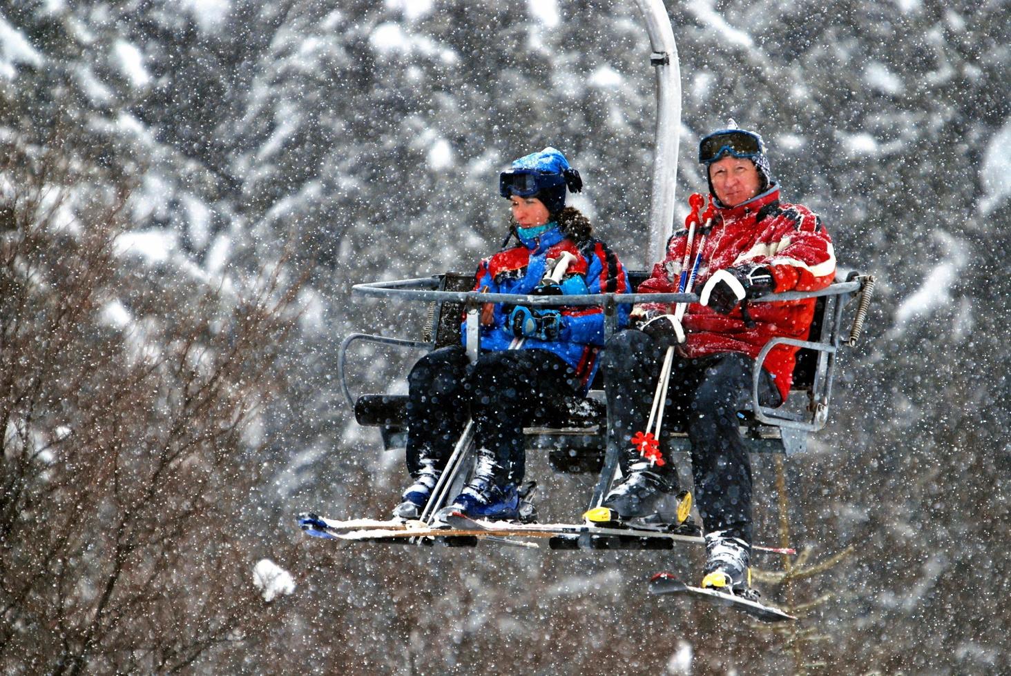 diversão de inverno em um teleférico foto