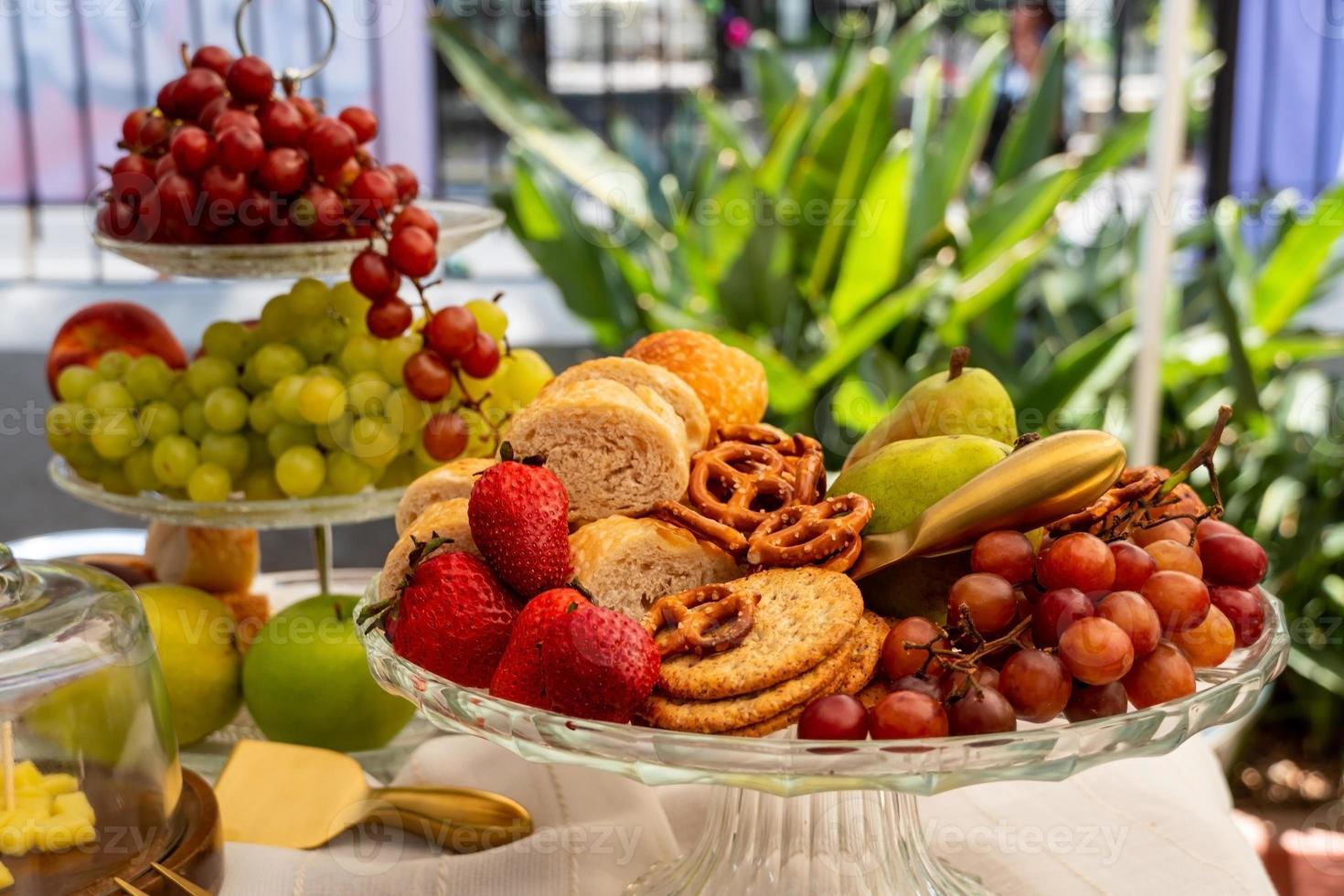 cesta de frutas de vidro, piquenique ao ar livre. vegetação fora de foco no fundo. foto