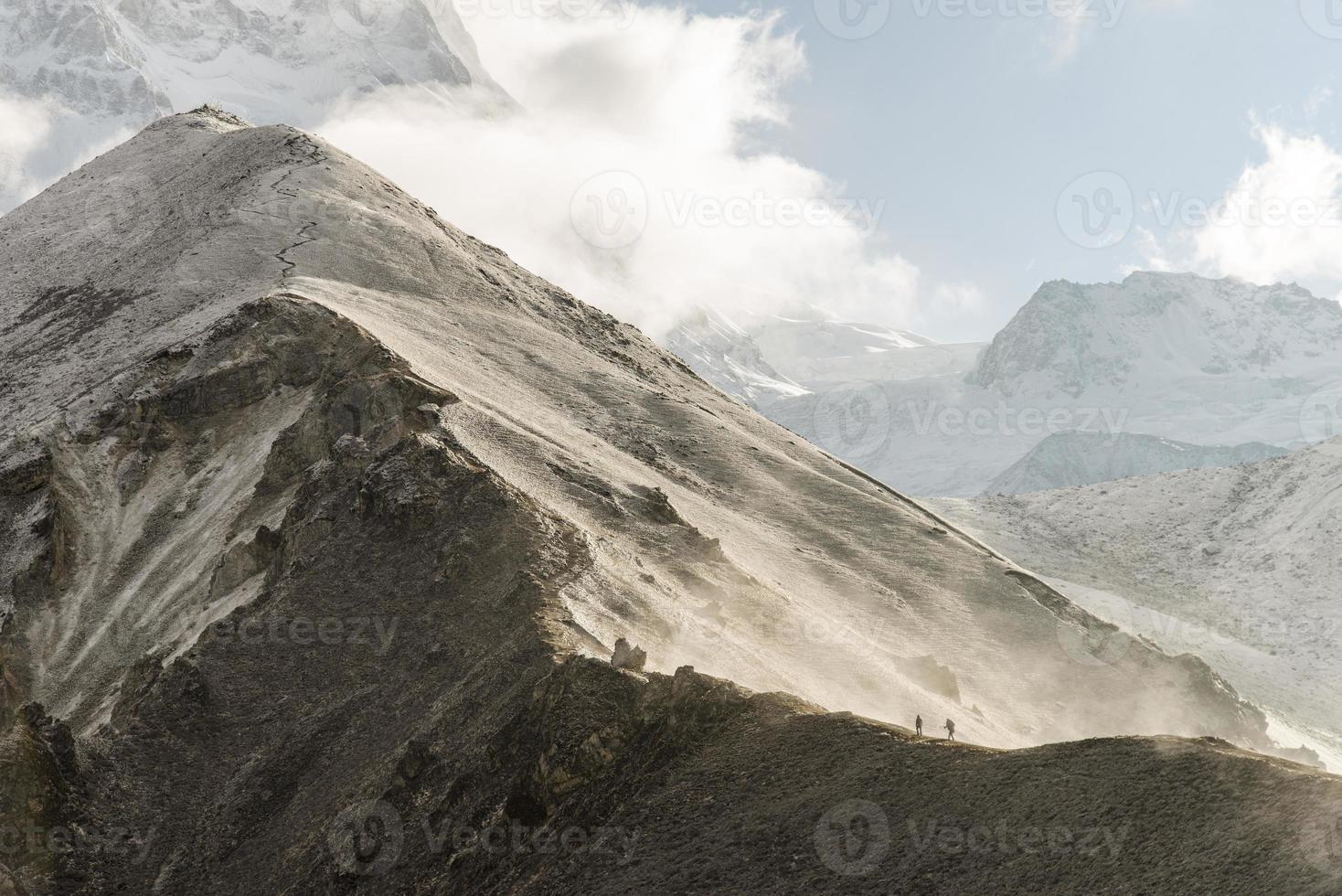 pessoas caminhando no Himalaia foto