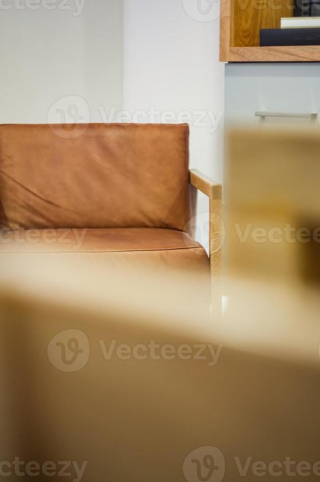 cadeira de designer, assento de madeira maciça em tecido ou couro natural, foto