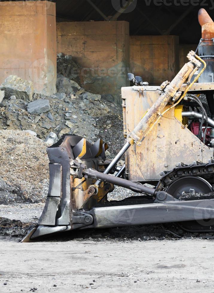 um grande bulldozer no canteiro de obras foto