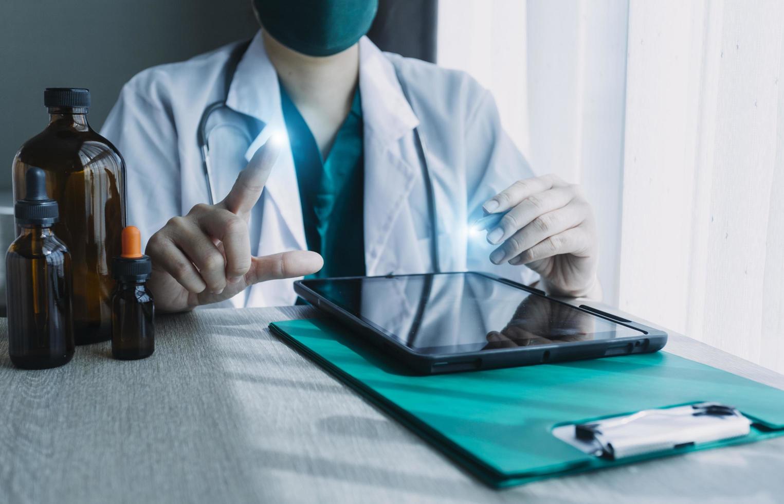 médico ou farmacêutico usam tablet ou telefone móvel. Cuidados de saúde e conceito de seguro médico ou de saúde. foto