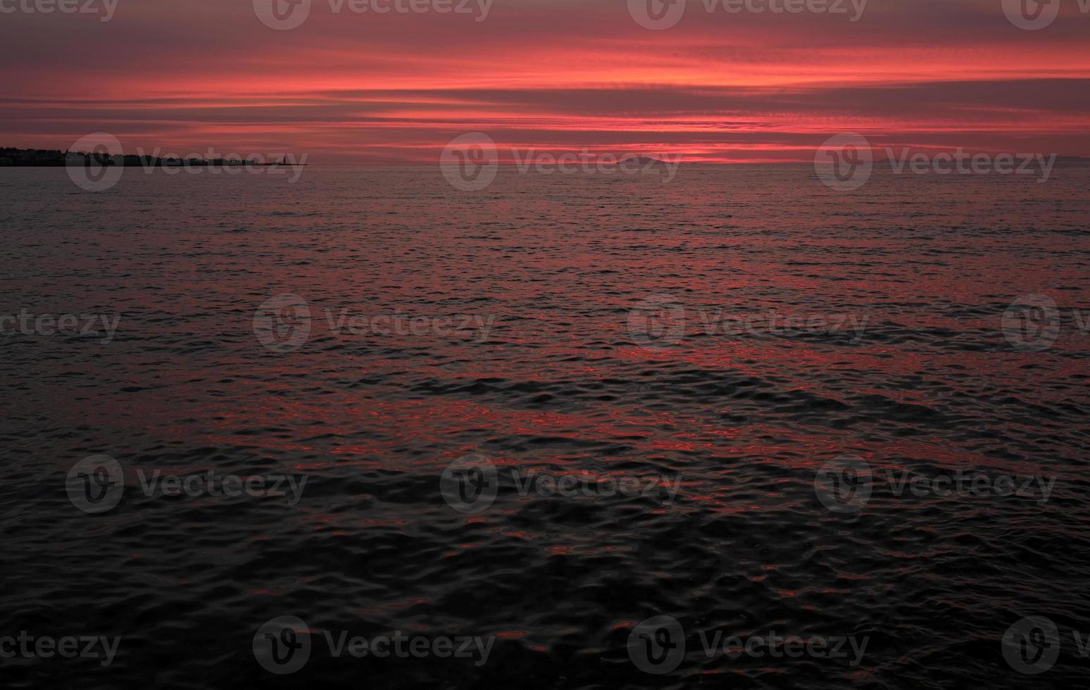 intenso pôr do sol na costa de reykjavik, islândia foto