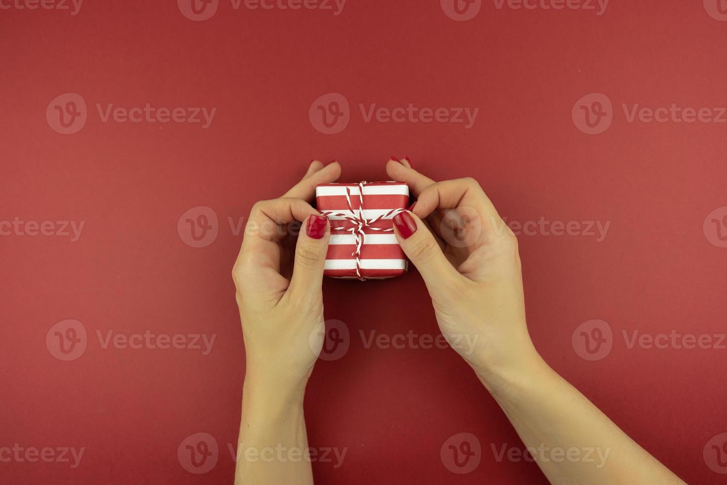 uma mulher decorando o presente para as férias de natal foto