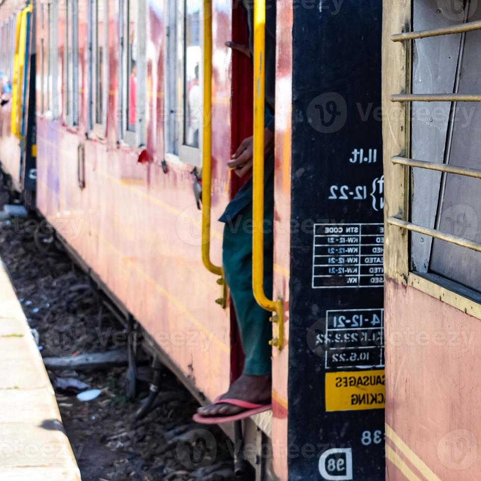 trem de brinquedo movendo-se nas encostas das montanhas, bela vista, uma montanha lateral, um vale lateral movendo-se na ferrovia para a colina, entre a floresta natural verde. trem de brinquedo de kalka para shimla na índia, trem indiano foto