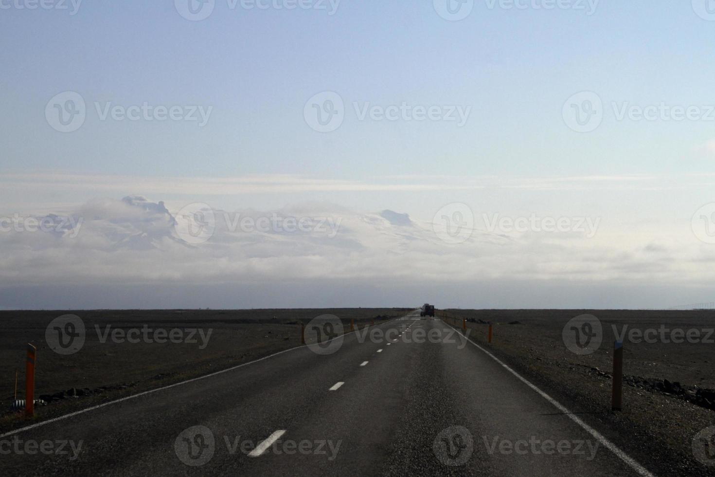 estrada vazia passando pela bela paisagem do sul da Islândia foto