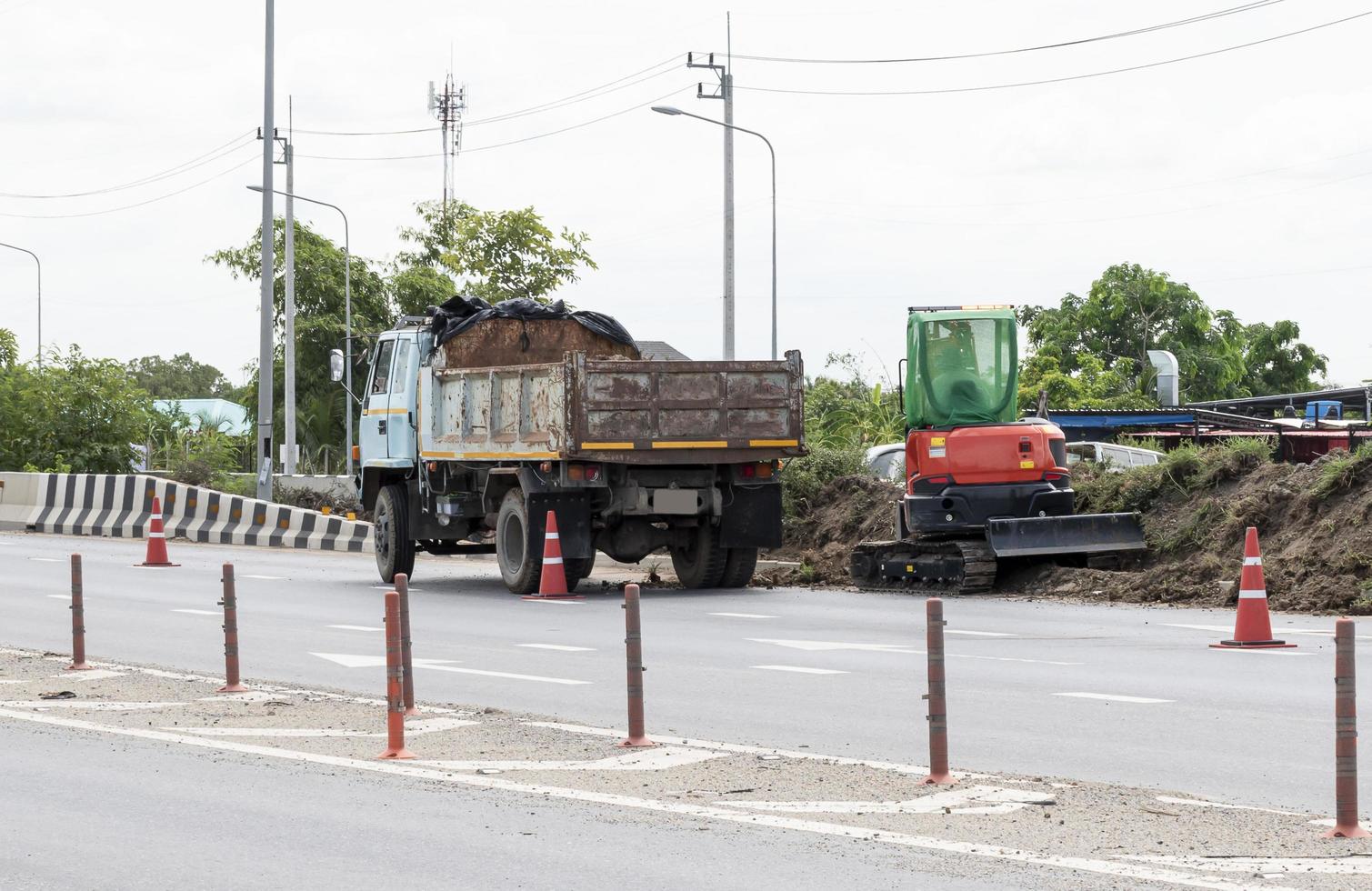 retroescavadeira está cavando solo na estrada foto