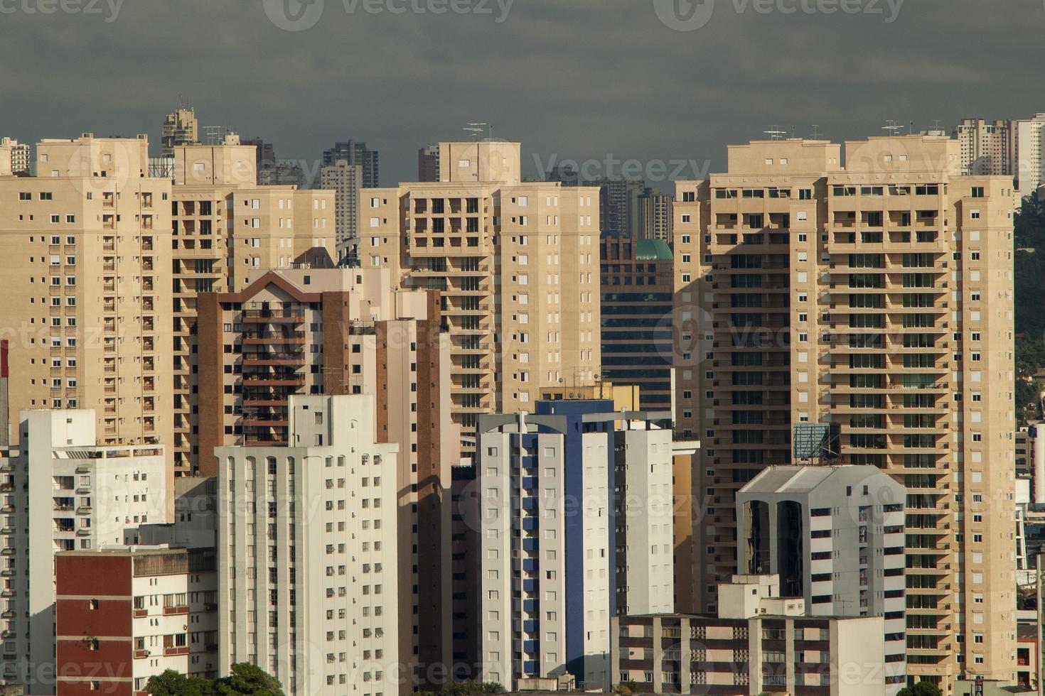 vista do horizonte com vários edifícios e arranha-céus na cidade de são paulo foto
