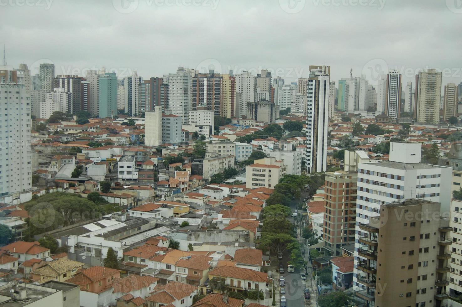 vista do horizonte com vários edifícios e arranha-céus na cidade de são paulo foto