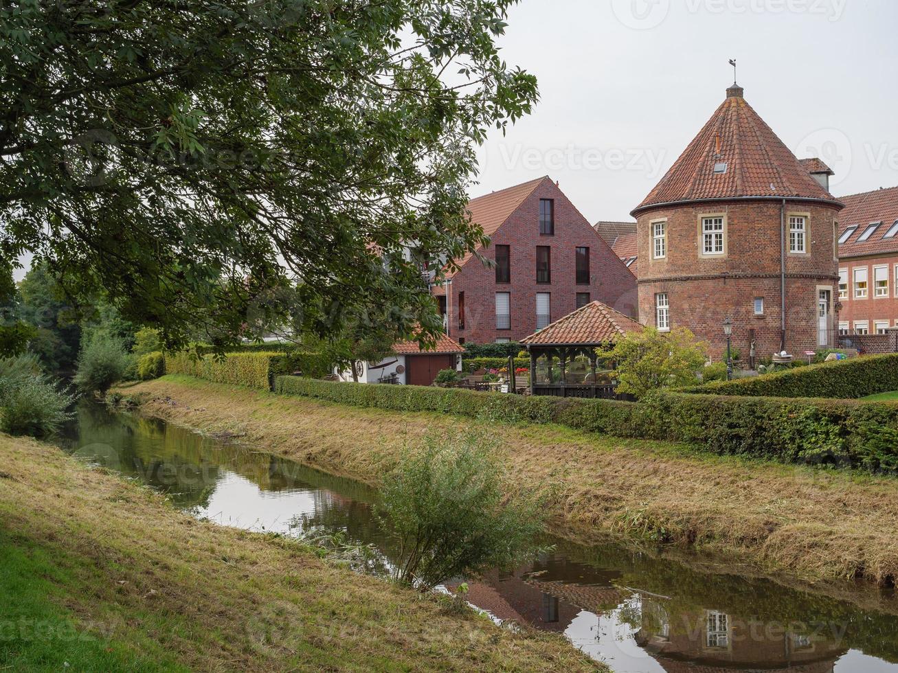 a cidade de coesfeld no rio berkel na alemanha foto