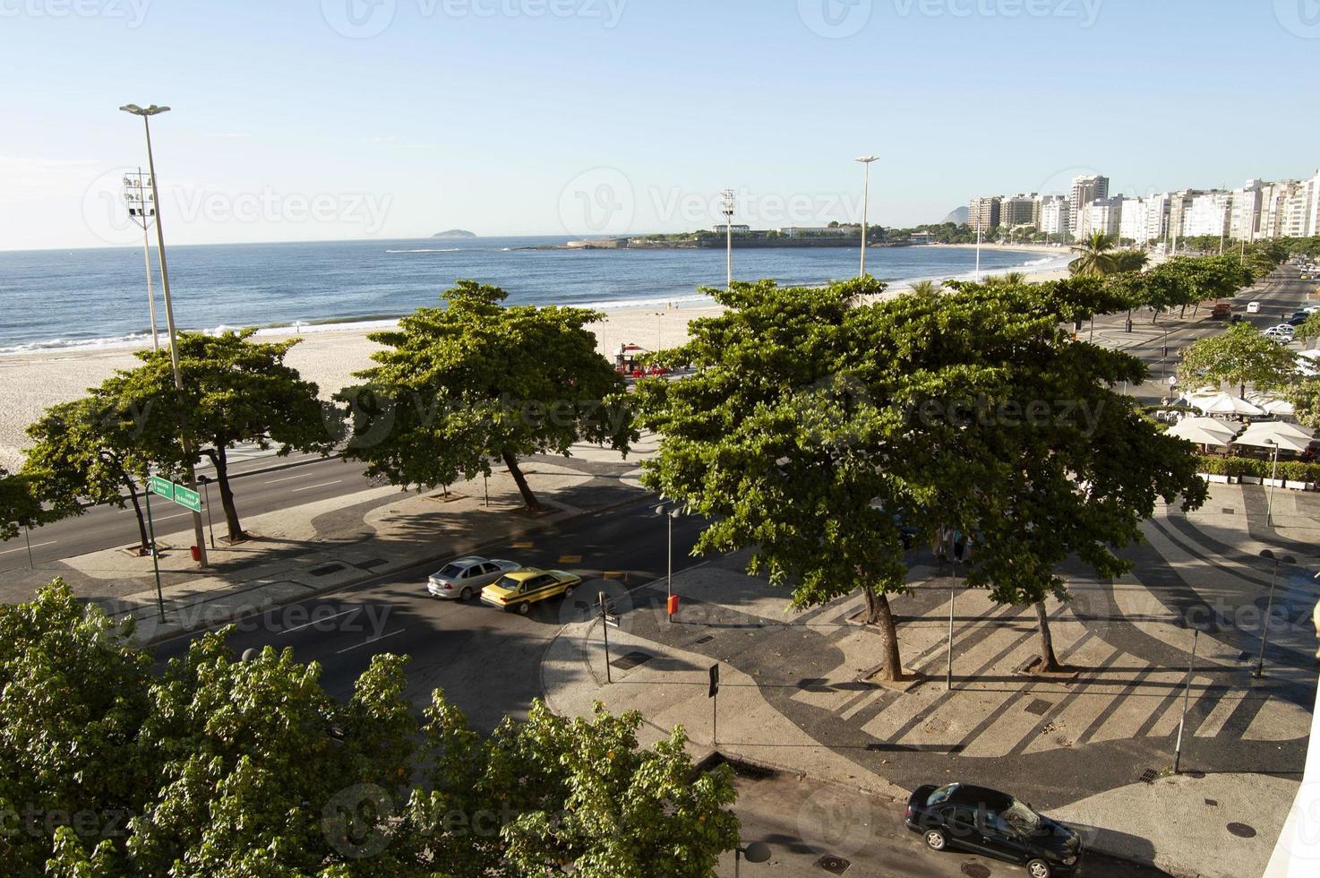 vista da orla de copacabana no rio de janeiro durante o dia foto