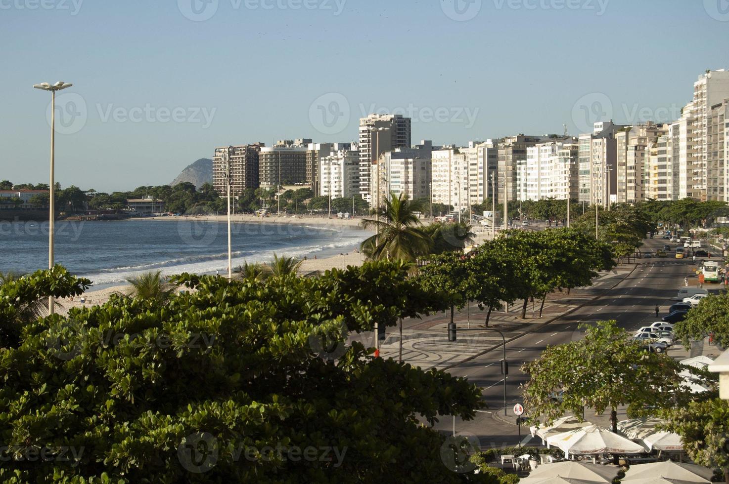 vista da orla de copacabana no rio de janeiro durante o dia foto