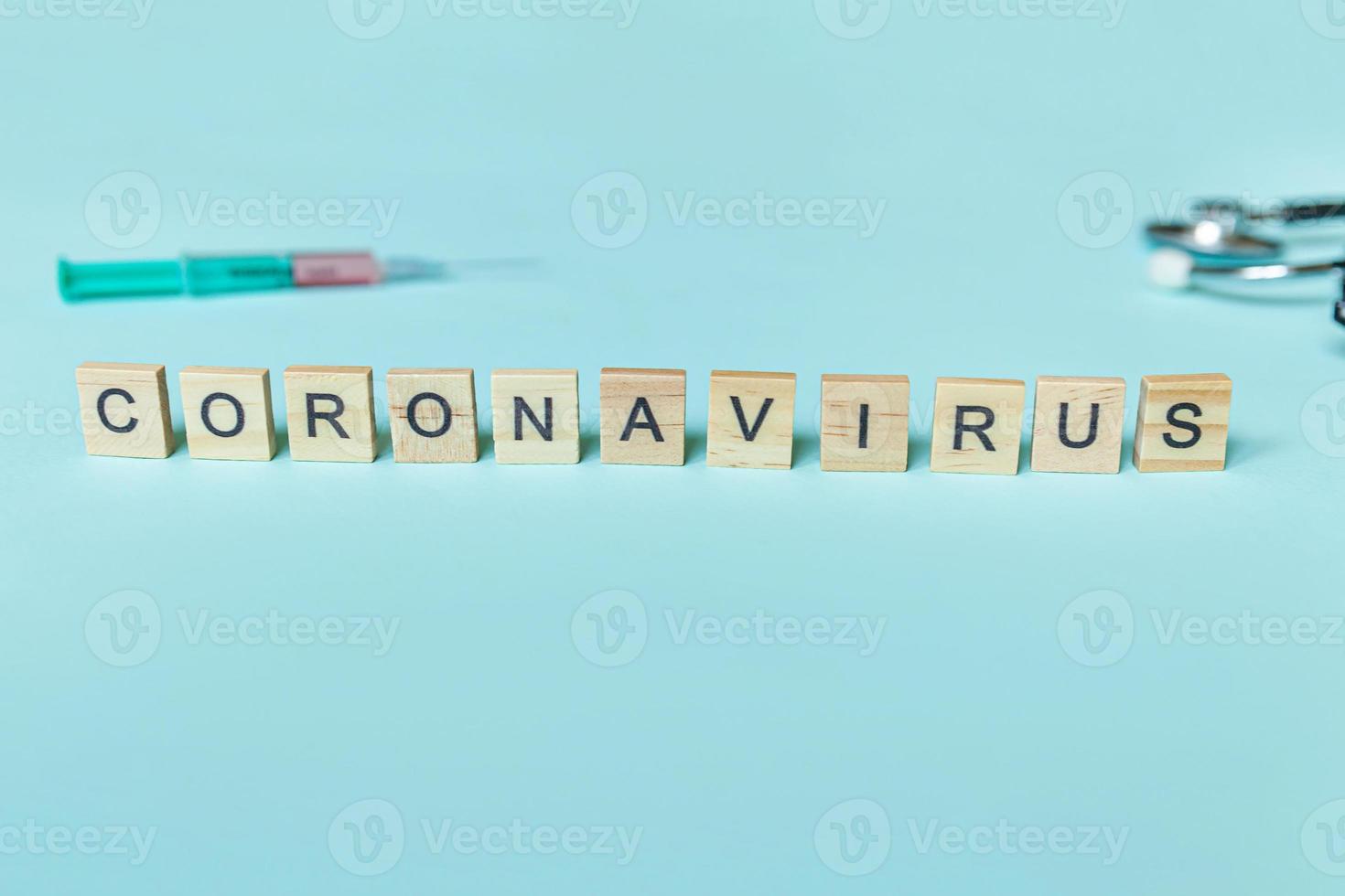 frase de texto coronavírus e seringa em fundo azul pastel. novo coronavírus 2019-ncov mers-cov covid-19 síndrome respiratória do oriente médio conceito de vacina contra vírus coronavírus. foto