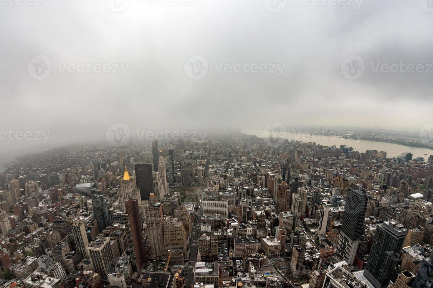 vista aérea da paisagem urbana de nova york manhattan em dia de neblina foto