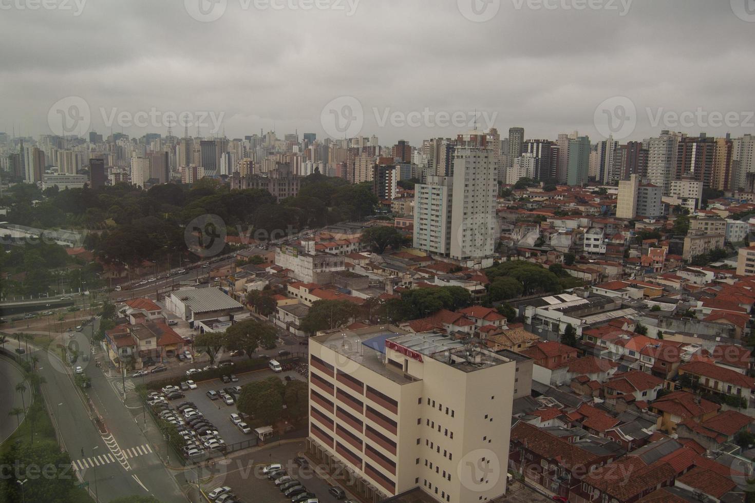 vista do horizonte com vários edifícios e arranha-céus na cidade de são paulo foto