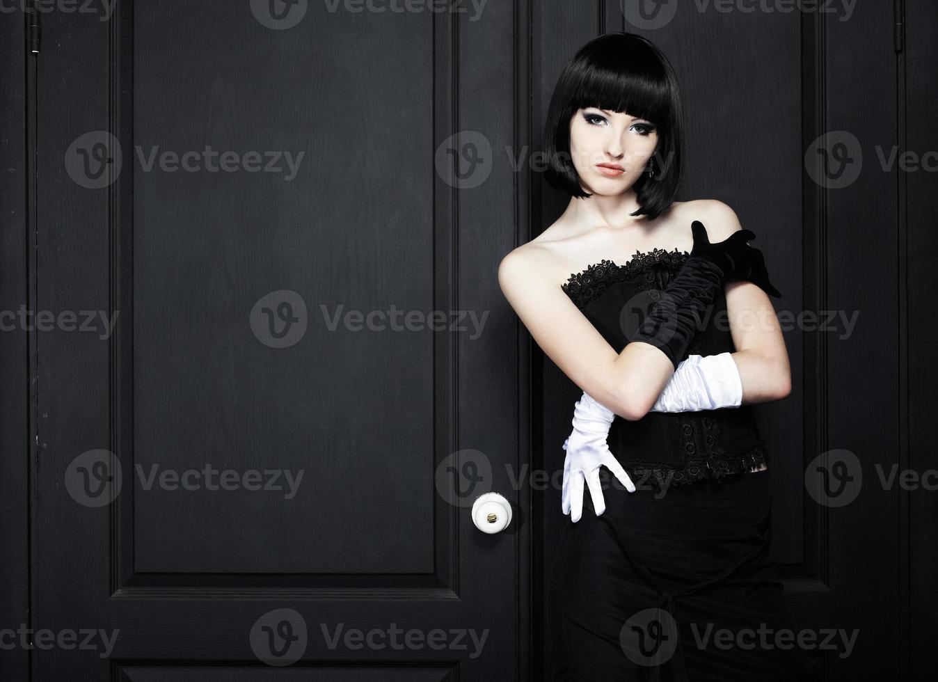 retrato da moda de uma jovem mulher em um vestido preto sem alças foto