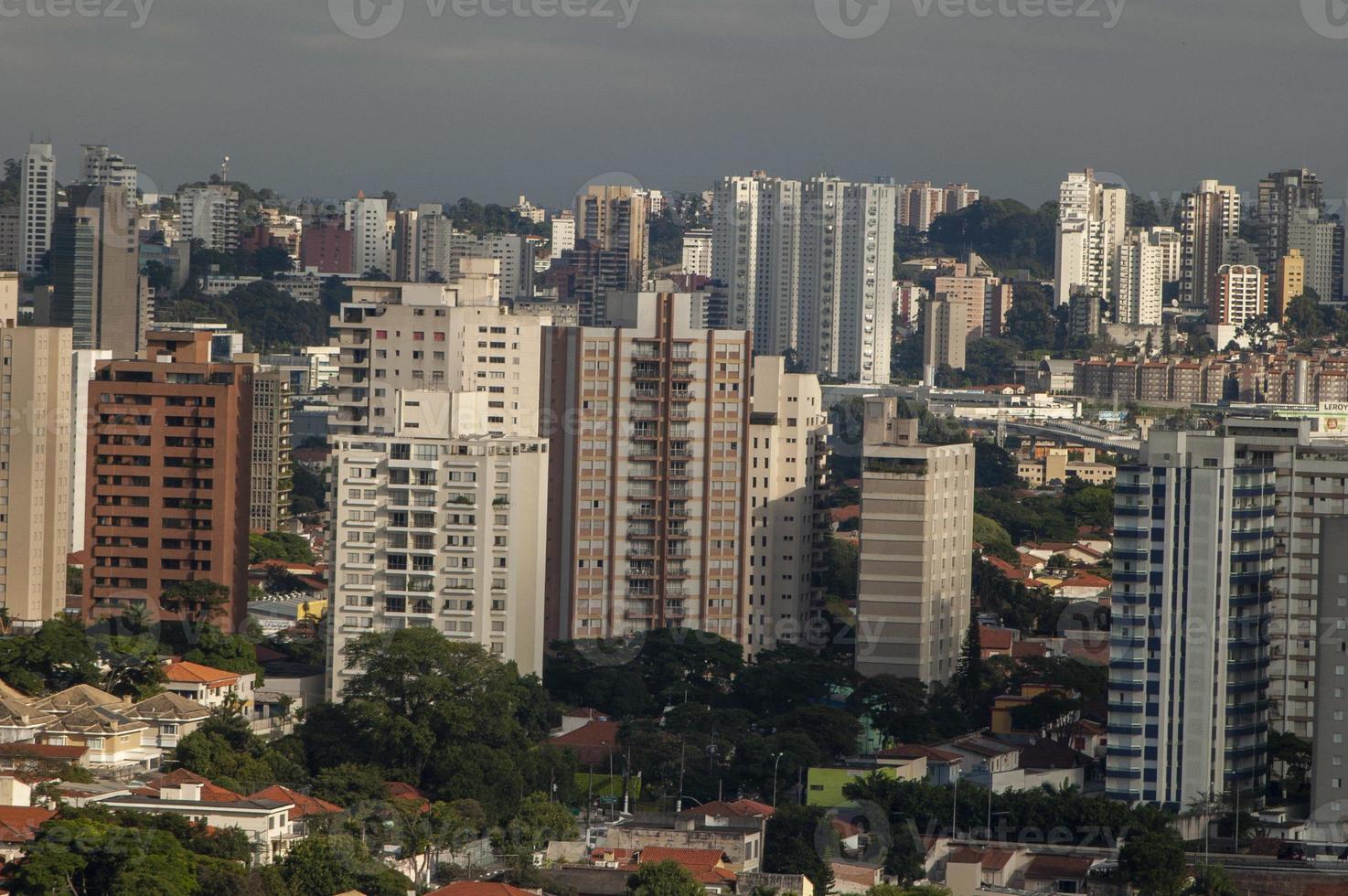 vista do horizonte com vários edifícios e arranha-céus na cidade de são paulo foto