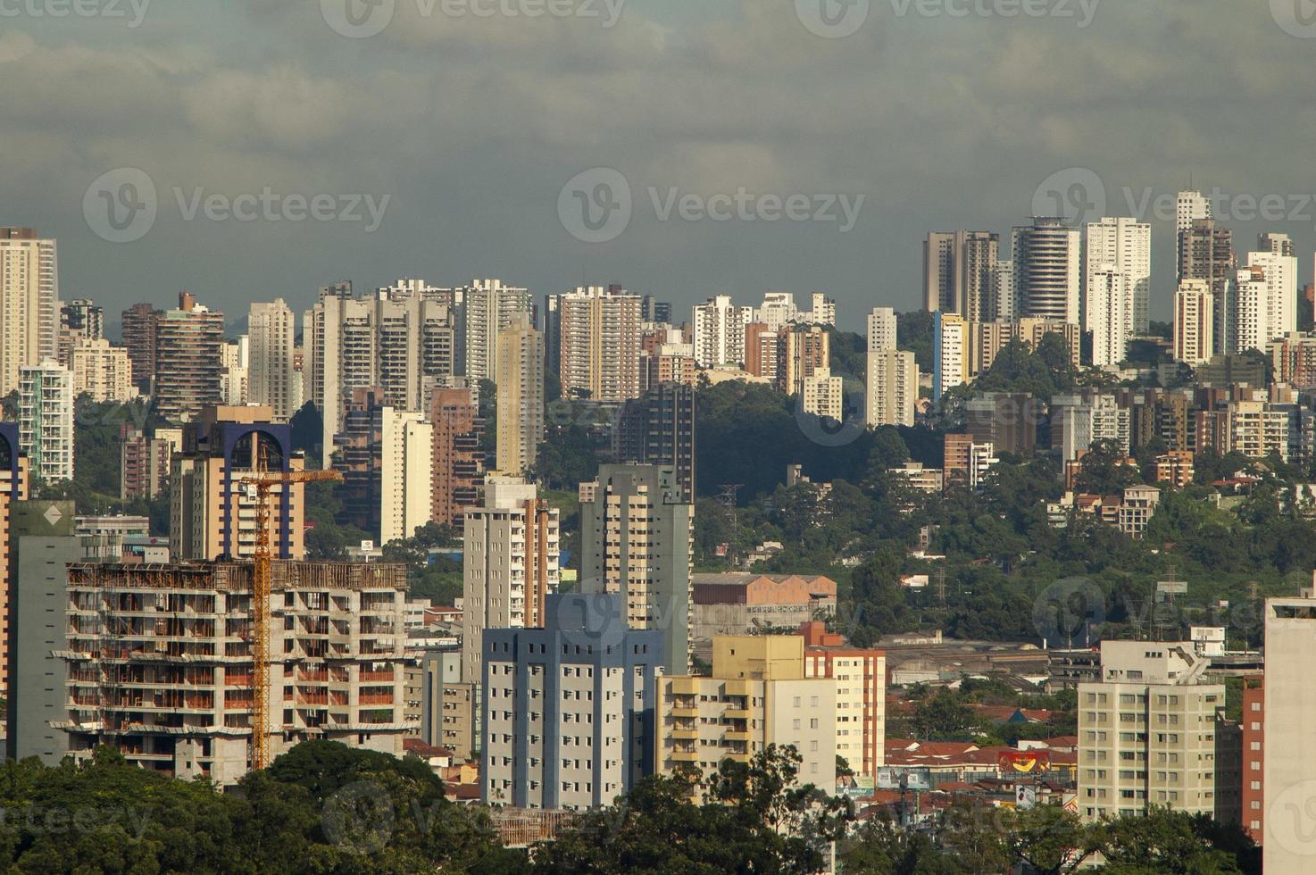 vista do horizonte com vários edifícios e arranha-céus na cidade de são paulo foto