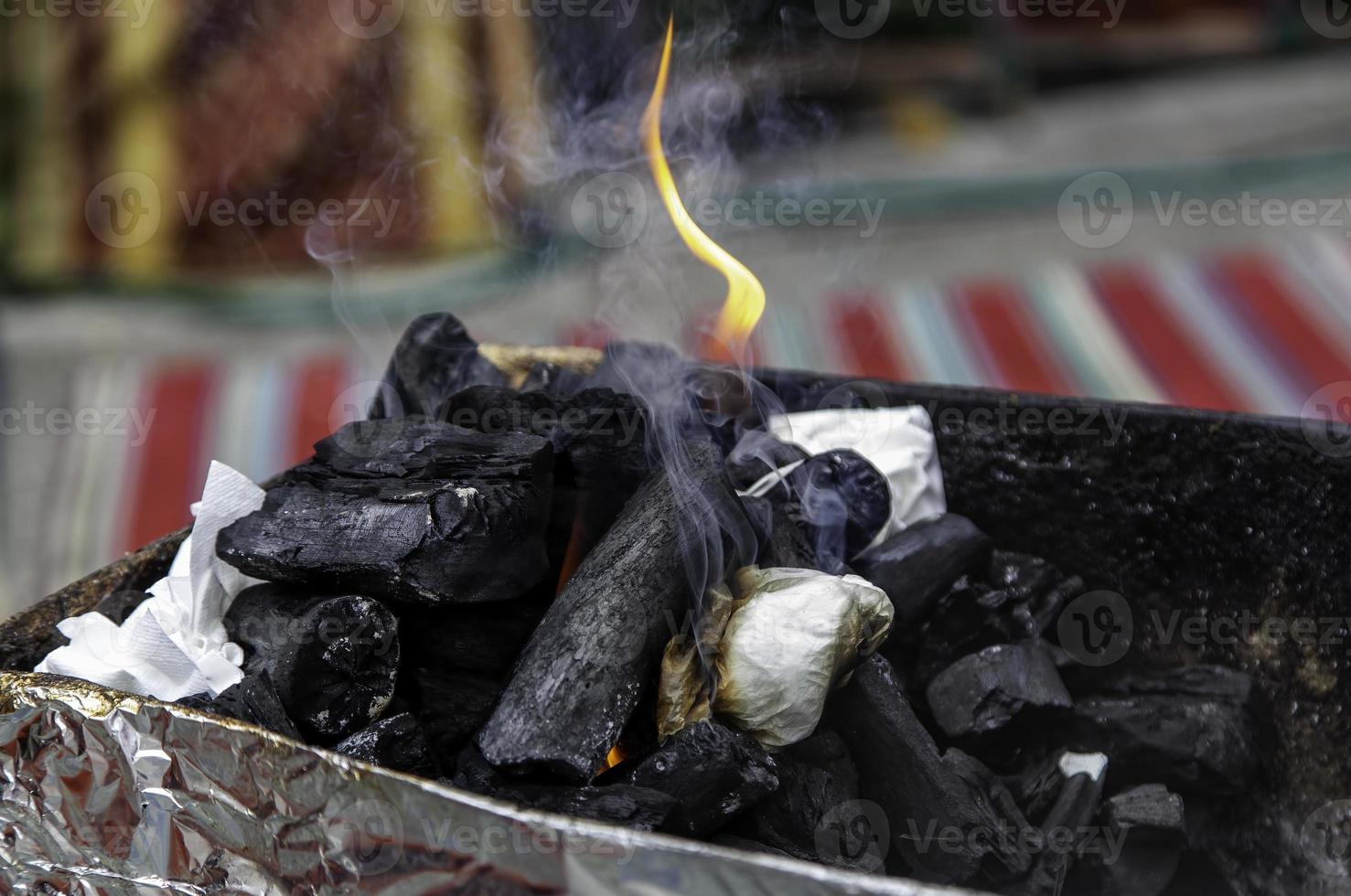 carvão com fogo e fumaça foto