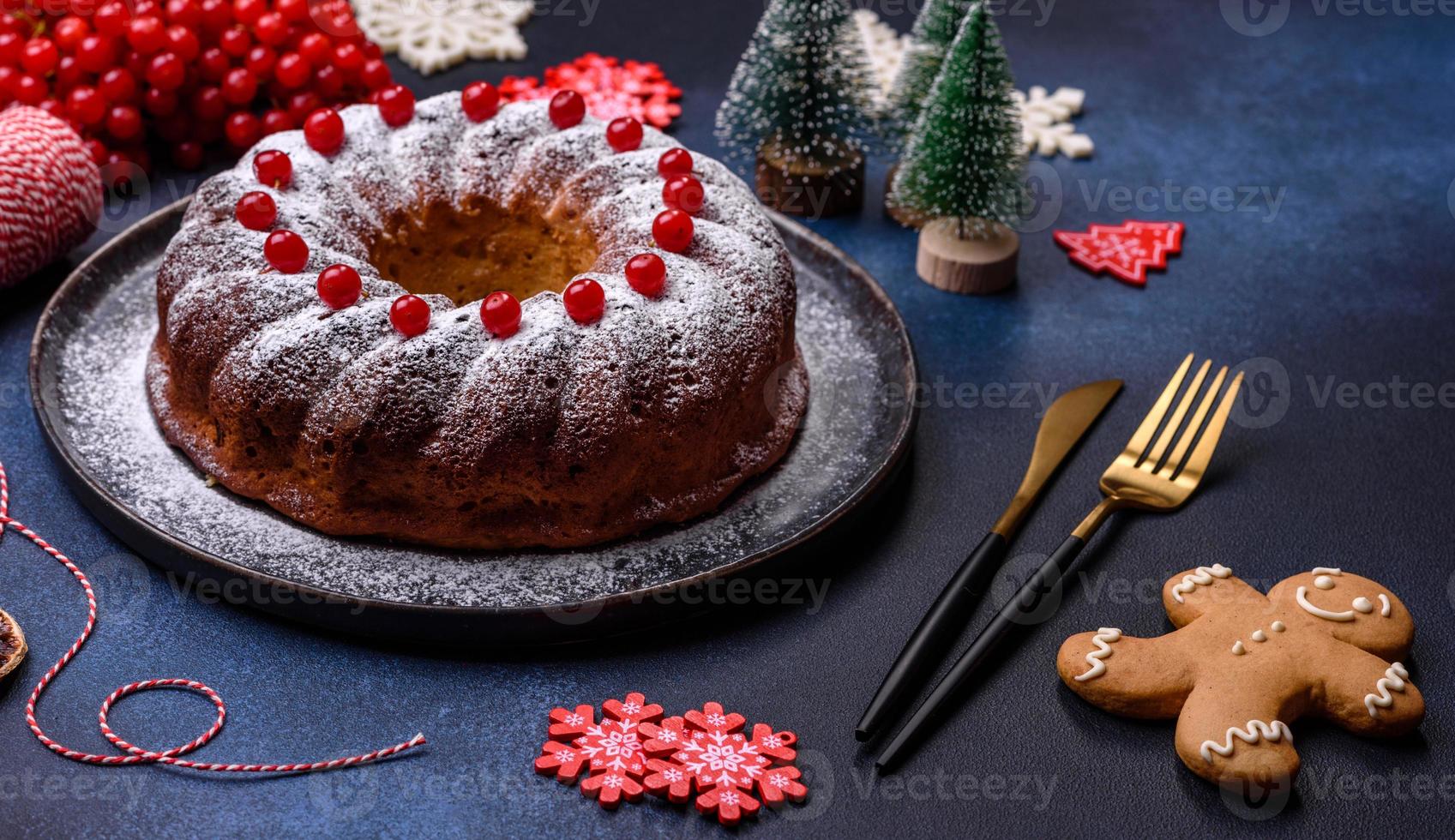 torta de natal redonda deliciosa caseira com frutas vermelhas em um prato de cerâmica foto