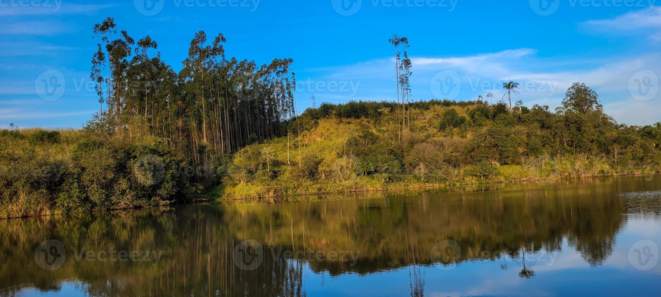 lago com paisagem natural de terras agrícolas na zona rural foto